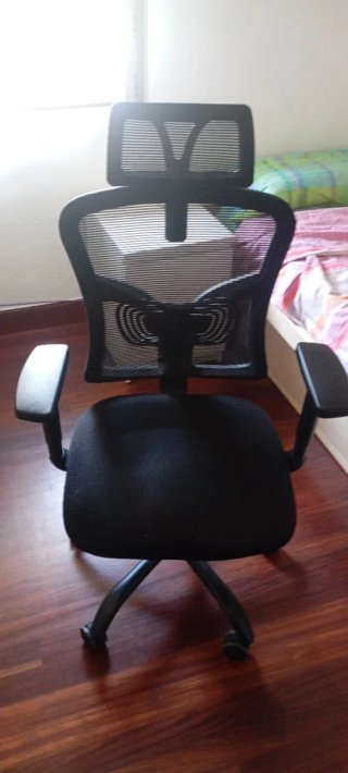 Silla de oficina ergonómica negra