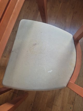 Sillas. 5 euros cada una. Están sucias