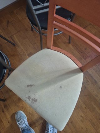 Sillas. 5 euros cada una. Están sucias