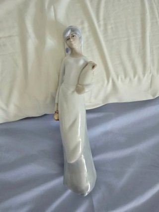 Figura Lladro Mujer con Cántaro
