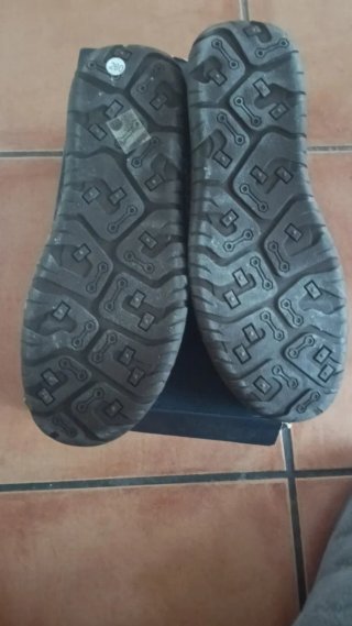 Zapatillas de cuero auténticas sin estrenar.