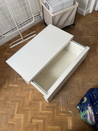 Baúl blanco tapa deslizante.