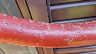 Letto in ferro battuto con decorazioni floreali