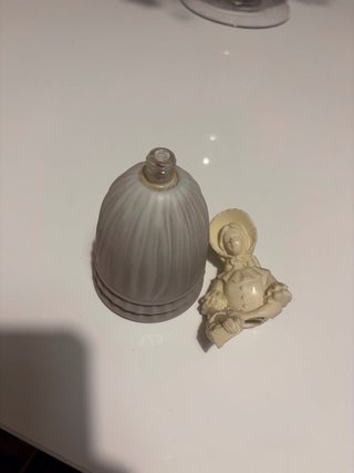 Figura de época mujer sombrero cesta