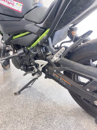 Kawasaki Z400 Negra y Verde