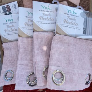 Set di 4 tende rosa. Tessuto è trasparente.