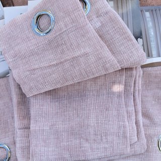 Set di 4 tende rosa. Tessuto è trasparente.