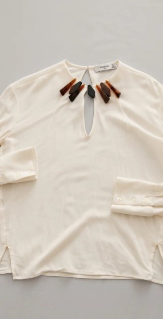 Blusa Mango cuello detalle Talla XS