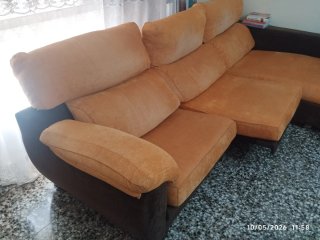 Sofá con cheslong abatible y sillones extraíbles,