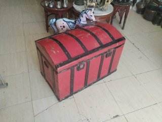 Baúl de madera rojo con detalles metálicos