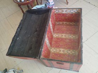 Baúl de madera rojo con detalles metálicos