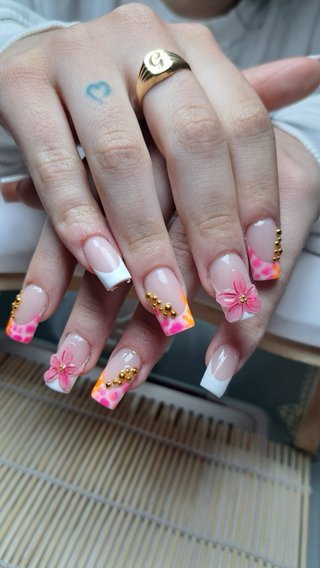 Manicurista con muchos años de  experiencia