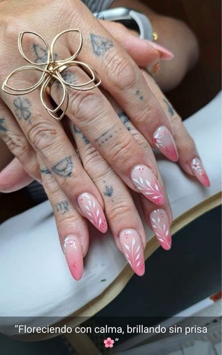 Manicurista con muchos años de  experiencia
