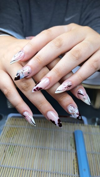 Manicurista con muchos años de  experiencia