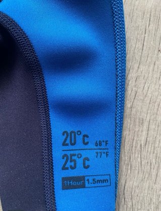 Traje de neopreno corto azul y negro.