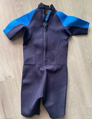 Traje de neopreno corto azul y negro.