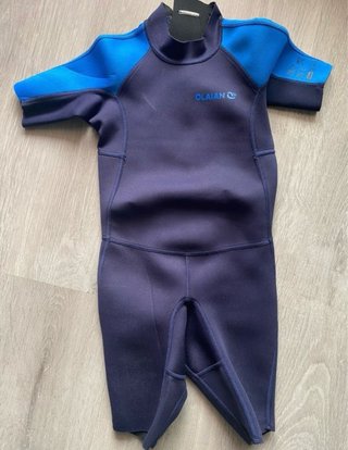 Traje de neopreno corto azul y negro.