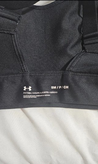 Top deportivo Under Armour negro