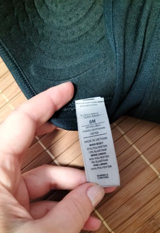 Top deportivo Under Armour negro