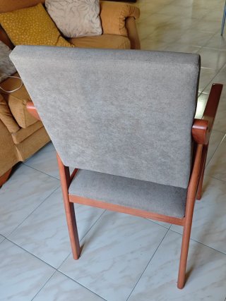 Butaca de madera y tela beige