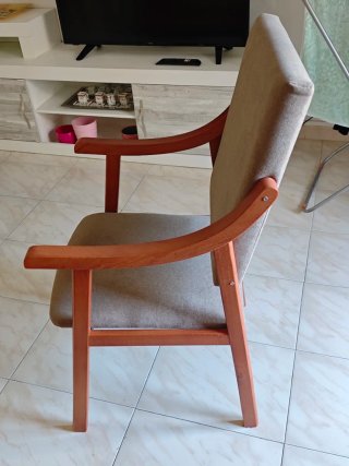 Butaca de madera y tela beige