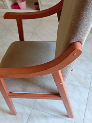Butaca de madera y tela beige