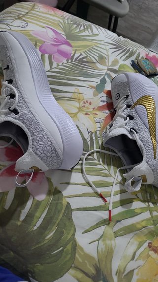 Zapatos Nike Blancos y Dorados