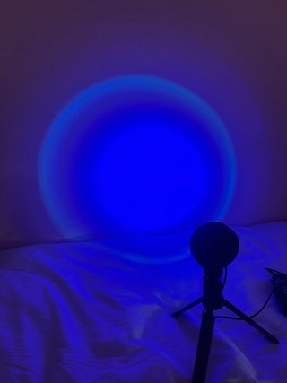 Lámpara LED de mesa con trípode