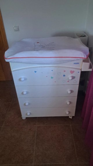 Cómoda bebé con bañera y cambiador