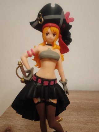 Figura One Piece Nami Pirata