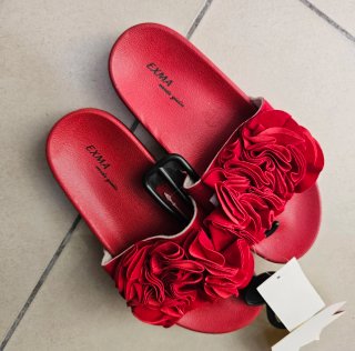 Ciabatte rosse EXMA con fiori