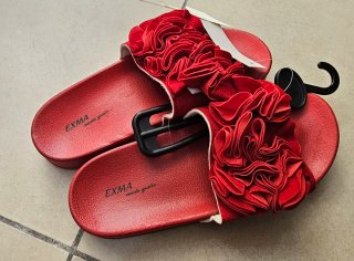 Ciabatte rosse EXMA con fiori