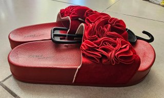 Ciabatte rosse EXMA con fiori