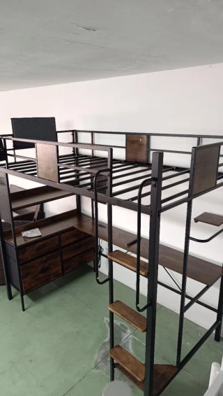 Litera con escritorio y estanterías
