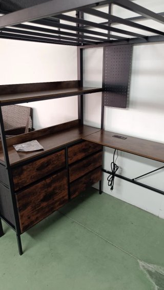 Litera con escritorio y estanterías