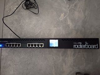 Router Mikrotik RB2011UiAS-RM