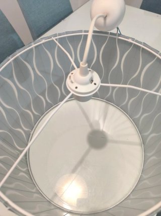 Lámpara de techo gris y blanca