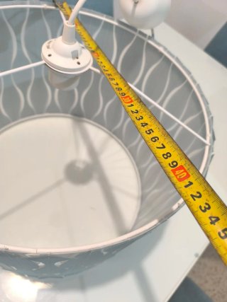 Lámpara de techo gris y blanca