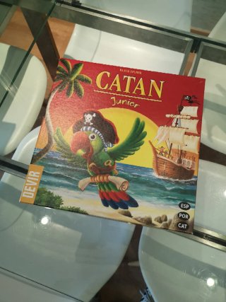2 juegos de mesa: Escondite Fantasma y Catan Junio