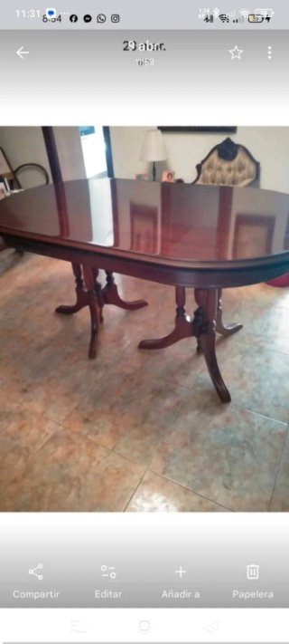 Mesa y 6 sillas madera. Precio negociable .