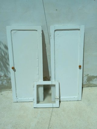 Puertas y ventana de madera blanca