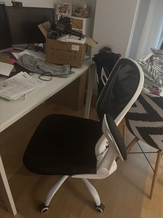 Silla y escritorio negra y blanca