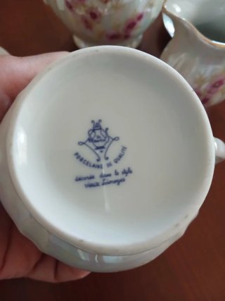 Pregiato servizio da caffè in porcellana