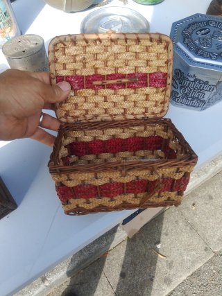 Costurero de mimbre y madera