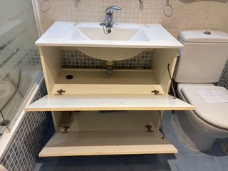 Mueble de baño con lavabo y espejo con luz
