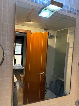 Mueble de baño con lavabo y espejo con luz