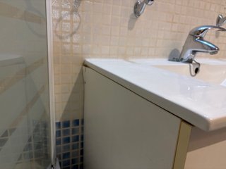 Mueble de baño con lavabo y espejo con luz