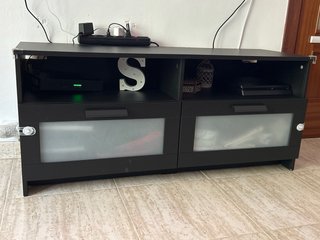Mueble TV Negro con Puertas