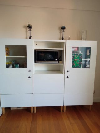 Mueble de almacenaje blanco con puertas de cristal