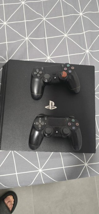 PS4 (PlayStation 4) PRO Negra + 2 Mandos